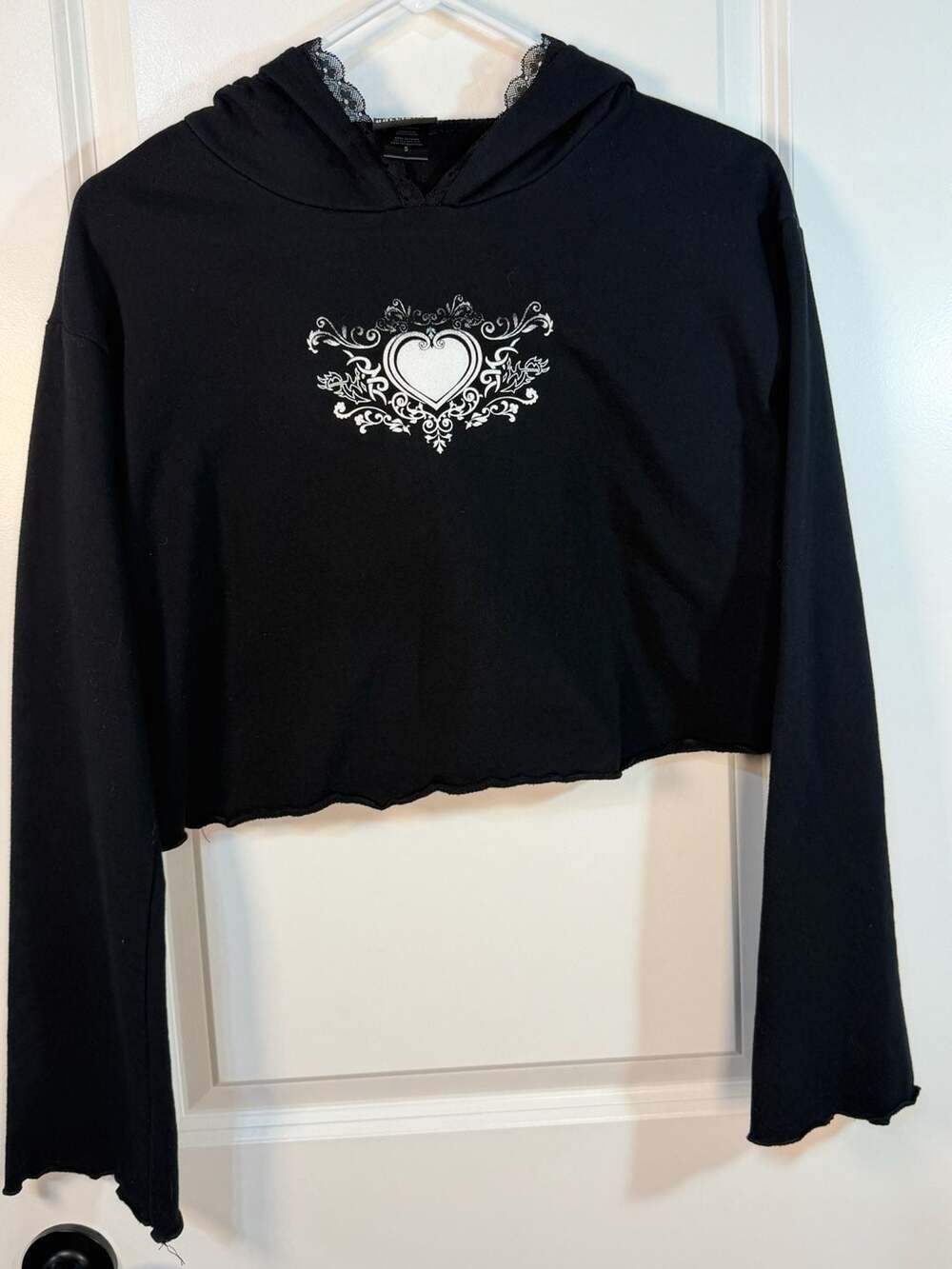 Social Collision Lace Trim Heart Graphic Cropped Hoodie Size S